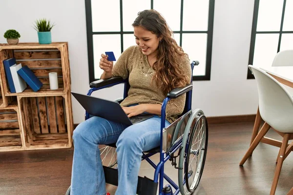 Молодая Красивая Латиноамериканка Помощью Ноутбука Кредитной Карты Сидит Инвалидной Коляске — стоковое фото