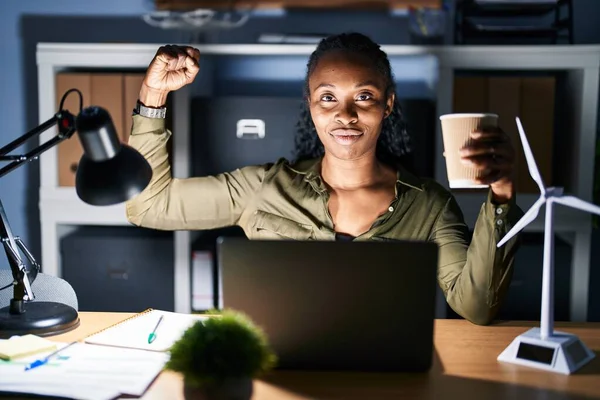 Mujer Africana Que Trabaja Con Computadora Portátil Noche Fuerte Persona —  Fotos de Stock