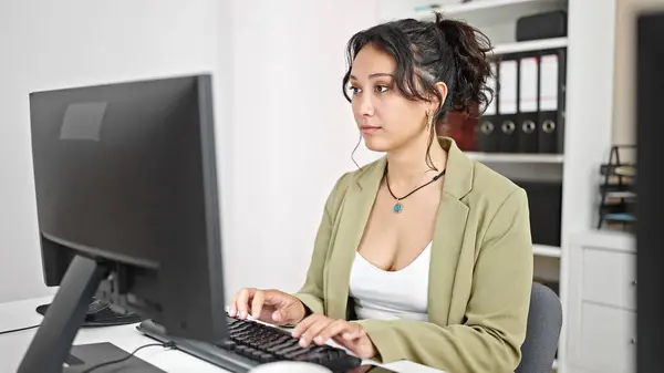 Young Beautiful Hispanic Woman Business Worker Using Laptop Working Office — Zdjęcie stockowe