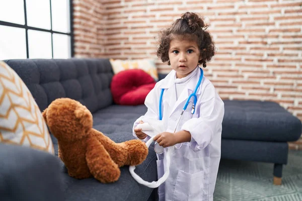 Sevimli Spanyol Kız Doktor Üniforması Giyiyor Oyuncak Ayıyı Evde Muayene — Stok fotoğraf
