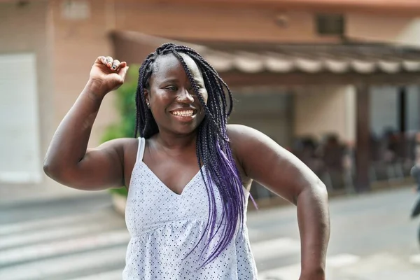 Afroamerikanerin Lächelt Selbstbewusst Und Tanzt Auf Café Terrasse — Stockfoto