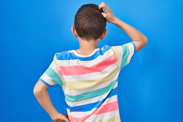 Jeune Enfant Caucasien Debout Sur Fond Bleu Vers Arrière Pensant — Photo