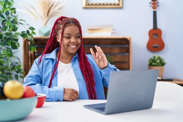 Diz Üstü Bilgisayar Kullanan Afrikalı Amerikalı Kadın Evdeki Sağır Dille — Stok fotoğraf