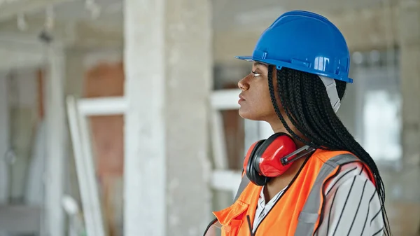 建設現場でリラックスした表情で立つアフリカ系アメリカ人女性の建築家 — ストック写真