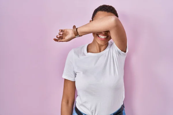 Красивая Африканская Американка Стоящая Розовом Фоне Закрывая Глаза Улыбаясь Веселыми — стоковое фото