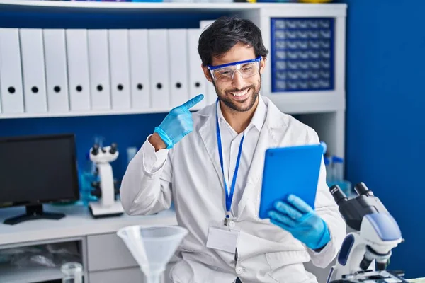 Hombre Latino Guapo Trabajando Laboratorio Científico Usando Tableta Sonriendo Feliz — Foto de Stock