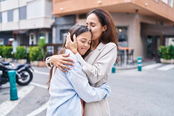 Woman Girl Mother Daughter Hugging Each Other Kissing Street — Stockfoto