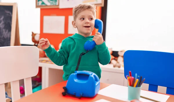 Adorável Caucasiano Menino Jogar Telefone Brinquedo Jardim Infância — Fotografia de Stock