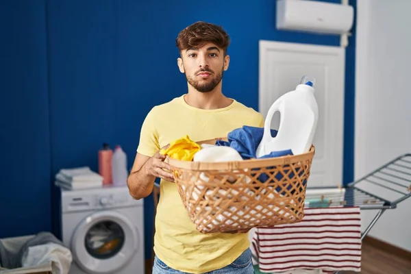 Arabisk Man Med Skägg Håller Tvättkorg Och Tvättmedel Flaska Avslappnad — Stockfoto