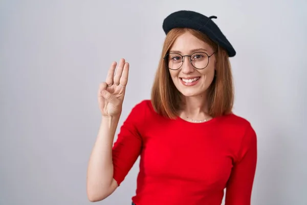 Genç Kızıl Saçlı Gözlüklü Bereli Bir Kadın Numaralı Parmaklarını Gösterip — Stok fotoğraf