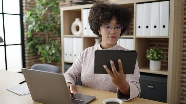 年轻的非洲裔美国女商人在办公室使用触摸板和笔记本电脑 — 图库照片
