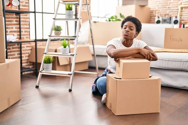 Eine Afroamerikanerin Die Ihrem Neuen Zuhause Auf Dem Boden Sitzt — Stockfoto