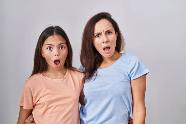 Junge Mutter Und Tochter Stehen Vor Weißem Hintergrund Schockgesicht Schauen — Stockfoto