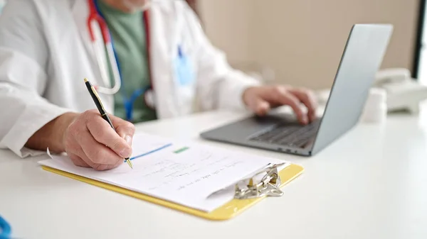 Médico Cabelos Grisalhos Meia Idade Usando Laptop Escrevendo Relatório Médico — Fotografia de Stock