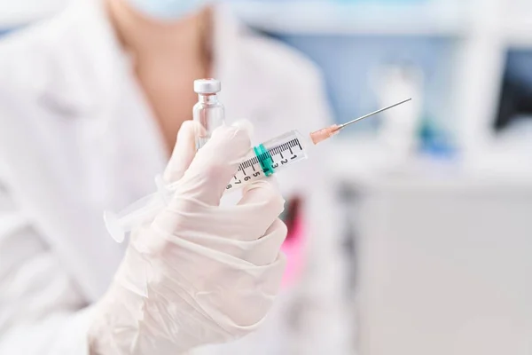 Jeune Scientifique Blonde Tenant Vaccin Covid Laboratoire — Photo