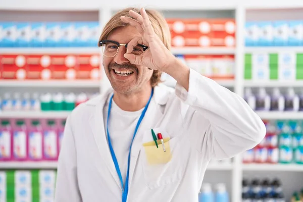 Hombre Caucásico Con Bigote Trabajando Farmacia Haciendo Buen Gesto Con —  Fotos de Stock