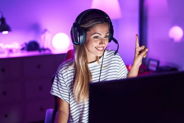 Video Oyunları Oynayan Genç Sarışın Kadın Bir Fikre Soru Işaretine — Stok fotoğraf