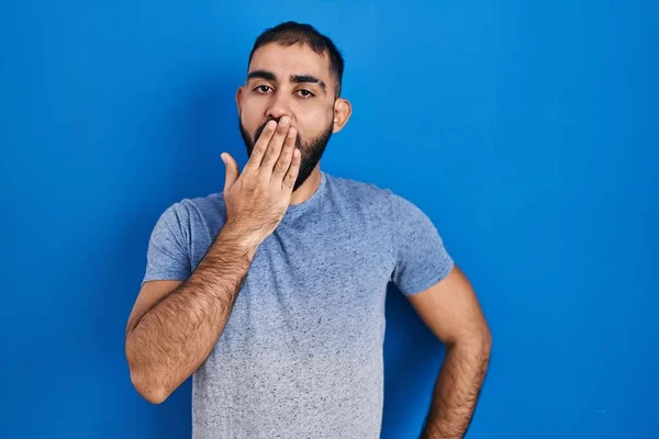 Naher Osten Mann Mit Bart Steht Über Blauem Hintergrund Gelangweilt — Stockfoto