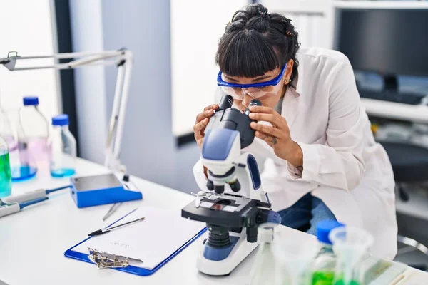 Young Woman Scientist Using Microscope Laboratory — Stock Photo, Image