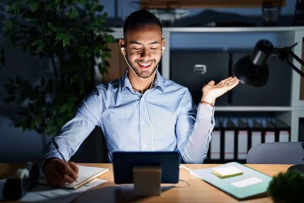 Young Hispanic Man Working Office Night Smiling Cheerful Presenting Pointing — Stock Photo, Image