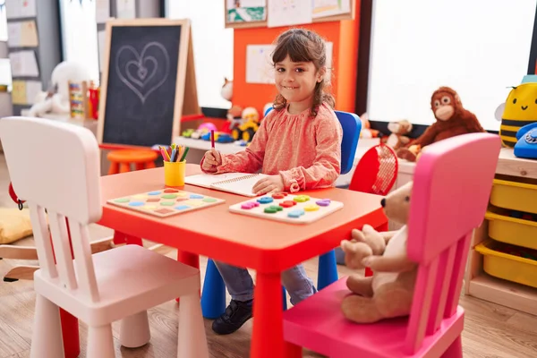 Adorável Estudante Hispânico Menina Sentado Mesa Desenho Caderno Jardim Infância — Fotografia de Stock
