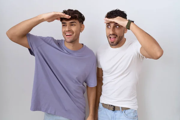 Homoseksueel Gay Paar Staande Witte Achtergrond Zeer Gelukkig Glimlachend Kijken — Stockfoto