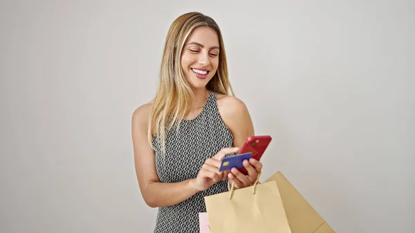 Młoda Blondynka Robi Zakupy Smartfonem Kartą Kredytową Torby Białym Tle — Zdjęcie stockowe