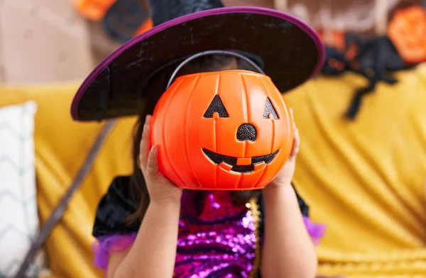 Rozkošná Hispánská Dívka Halloween Party Drží Dýňový Koš Přes Tvář — Stock fotografie