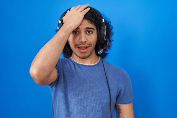 Ισπανόφωνος Άνθρωπος Σγουρά Μαλλιά Ακούγοντας Μουσική Χρησιμοποιώντας Ακουστικά Έκπληκτος Χέρι — Φωτογραφία Αρχείου