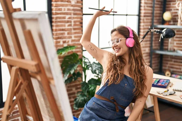 Joven Mujer Hispana Hermosa Artista Escuchando Música Dibujo Estudio Arte —  Fotos de Stock