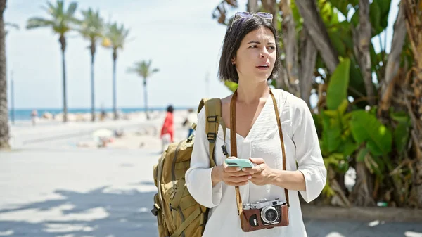 Jonge Mooie Spaanse Vrouw Toerist Met Behulp Van Smartphone Aan — Stockfoto