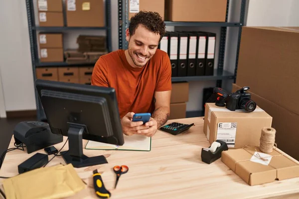 Young Hispanic Man Ecommerce Business Worker Using Smartphone Working Office — Fotografia de Stock