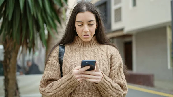 Giovane Bella Donna Ispanica Utilizzando Smartphone Con Espressione Seria Strada — Foto Stock