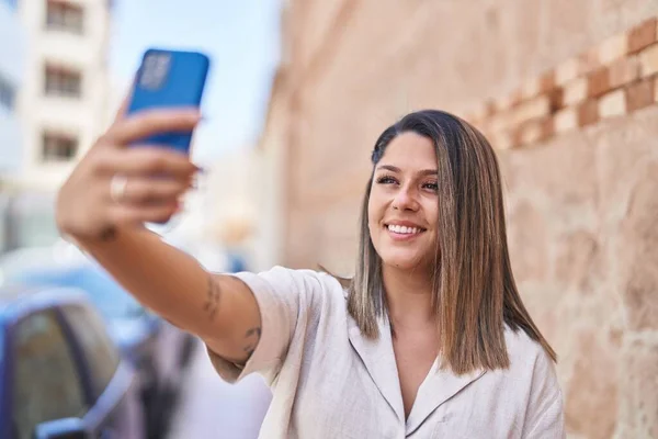 Mujer Hispana Joven Sonriendo Confiada Haciendo Selfie Por Teléfono Inteligente — Foto de Stock