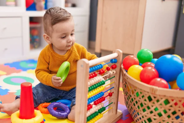 Entzückendes Kaukasisches Baby Spielt Mit Abakus Der Kindergarten Auf Dem — Stockfoto