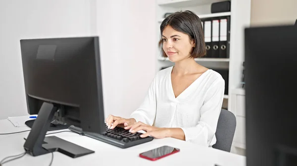 Joven Hermosa Mujer Hispana Trabajadora Negocios Usando Computadora Trabajando Oficina — Foto de Stock