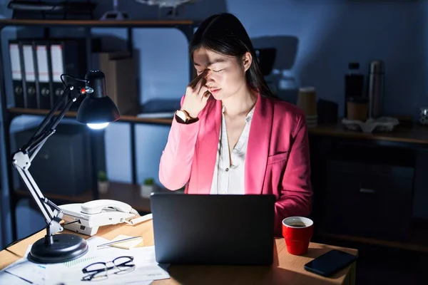 Mujer Joven China Que Trabaja Oficina Por Noche Cansada Frotando —  Fotos de Stock