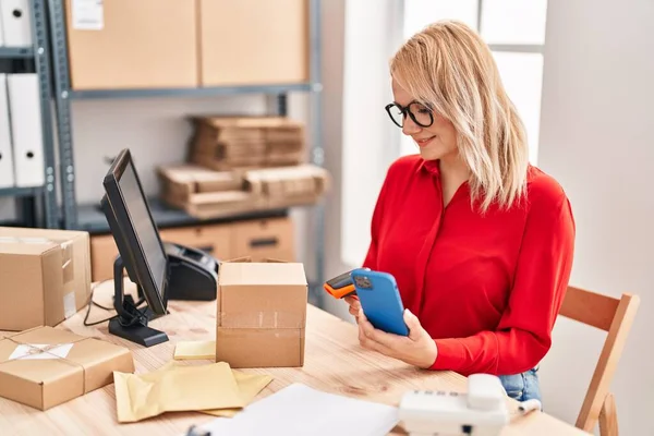 Young Blonde Woman Ecommerce Business Worker Scanning Package Using Smartphone — Fotografia de Stock