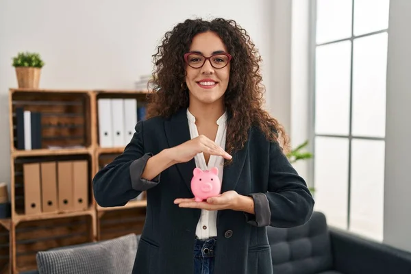 Mulher Hispânica Jovem Segurando Banco Porquinho Sorrindo Com Sorriso Feliz — Fotografia de Stock