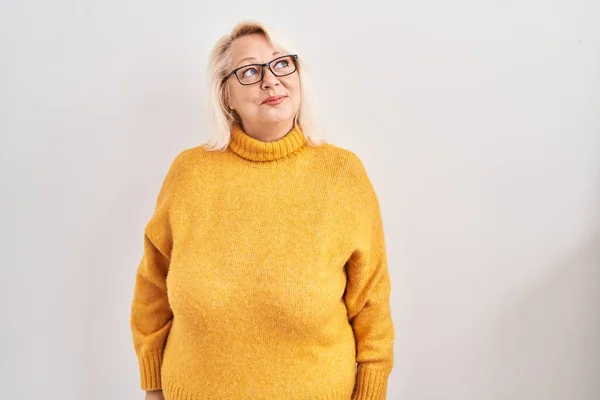 Mujer Caucásica Mediana Edad Con Gafas Pie Sobre Fondo Sonriendo —  Fotos de Stock