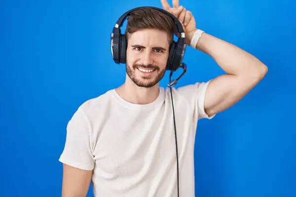 Hispanischer Mann Mit Bart Hört Musik Und Trägt Kopfhörer Posiert — Stockfoto