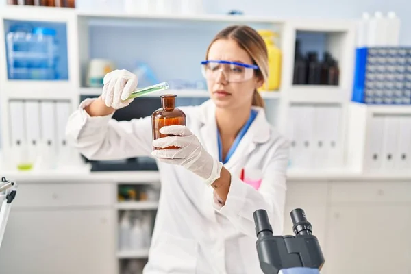 Joven Mujer Hispana Científica Vertiendo Líquido Botella Laboratorio —  Fotos de Stock