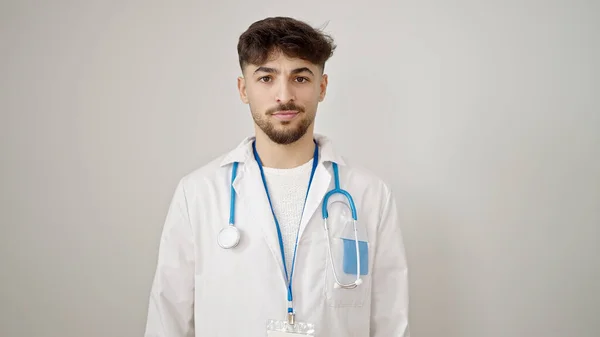 Νεαρός Άραβας Γιατρός Στέκεται Χαλαρή Έκφραση Πάνω Από Απομονωμένο Λευκό — Φωτογραφία Αρχείου