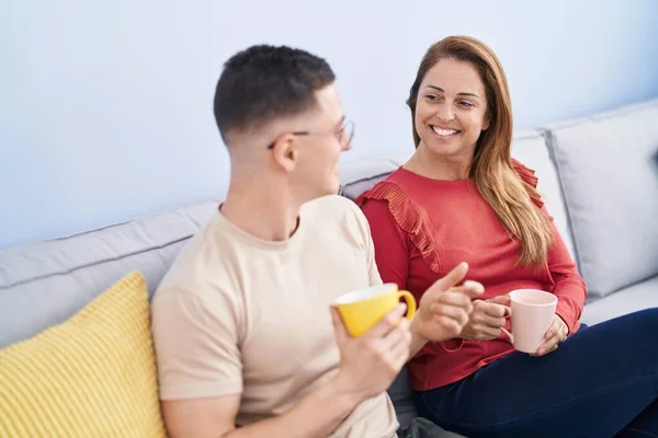 Man Woman Mother Son Drinking Coffee Sitting Sofa Home — 스톡 사진