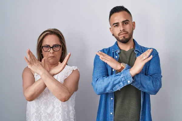 Hispanic Mor Och Son Står Tillsammans Avvisande Uttryck Korsar Armar — Stockfoto