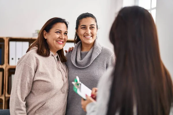 Three Woman Mother Daughter Hugging Each Other Having Psychology Therapy — Foto Stock