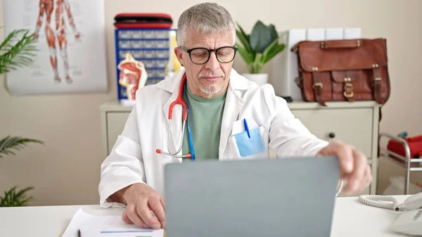 Médico Cabelos Grisalhos Meia Idade Usando Laptop Trabalhando Clínica — Fotografia de Stock