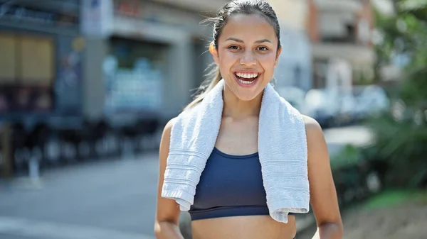 Jonge Mooie Spaanse Vrouw Draagt Sportkleding Glimlachend Straat — Stockfoto