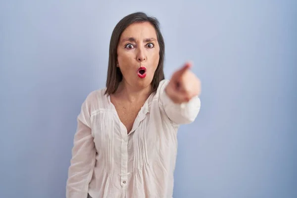 Middle Age Hispanic Woman Standing Blue Background Pointing Finger Surprised — Stock Photo, Image