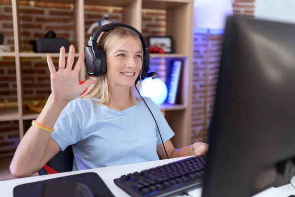 Mladá Běloška Hraje Videohry Sluchátkách Ukazující Ukazující Prsty Číslo Pět — Stock fotografie